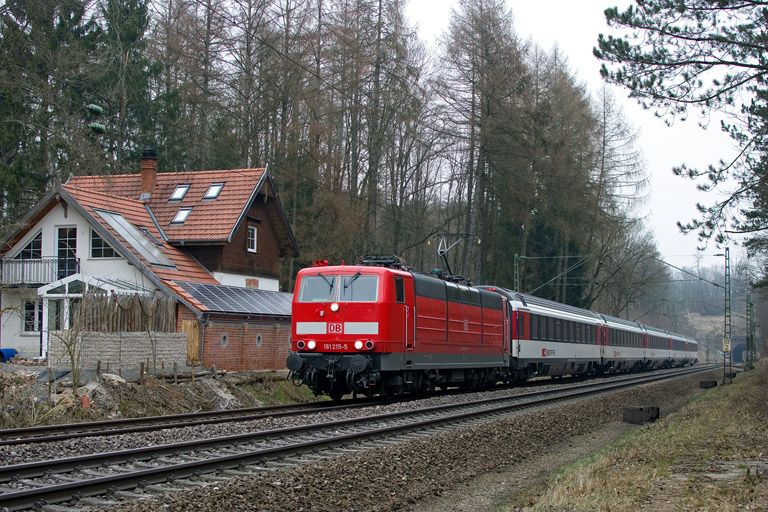 181 215 mit IC 281 bei km 18,2 (April 2013)