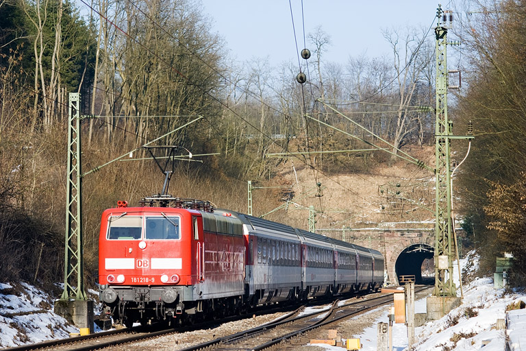 181 218 mit IC 281 bei km 18,0 (M&auml;rz 2013)