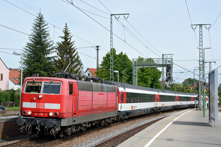 181 219 mit IC 183 bei km 16,8 (Juni 2013)
