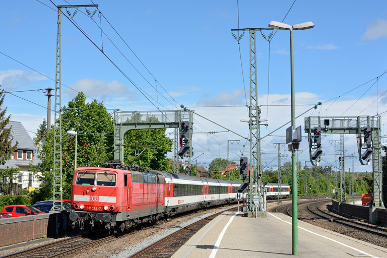 181 219 mit IC 183 bei km 16,6 (Mai 2013)