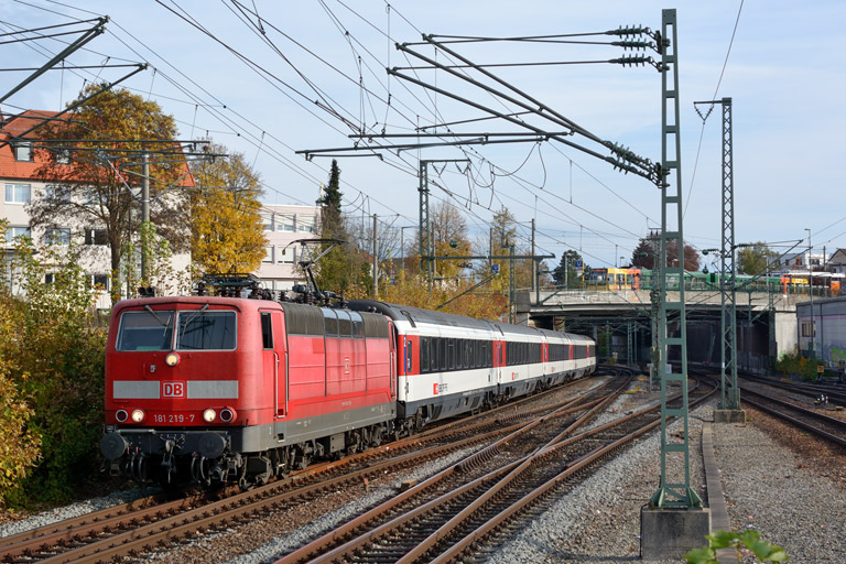 181 219 mit IC 183 bei km 15,4 (Oktober 2013)