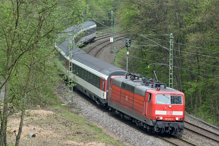 181 220 mit IC 281 bei km 9,8 (Mai 2013)