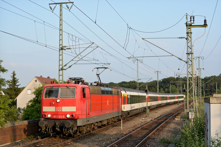181 223 mit IC 182 bei km 16,8 (Juli 2013)