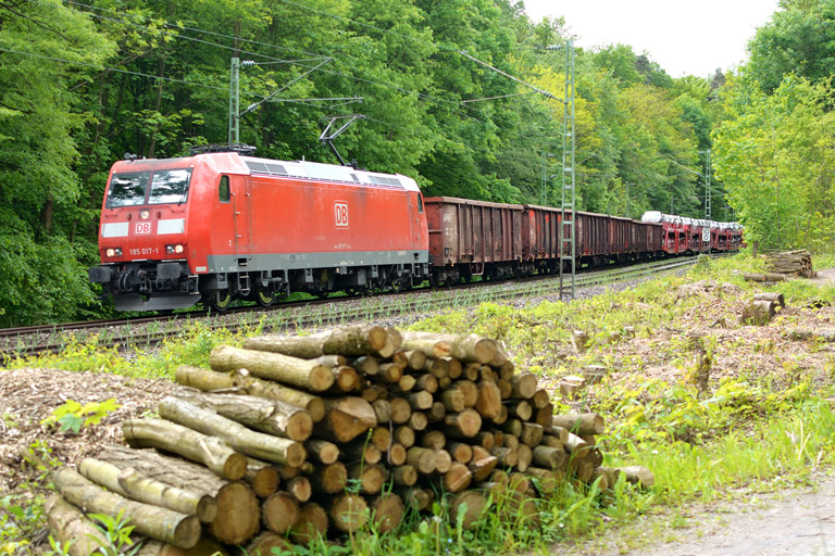 185 017 mit EK 56164 bei km 9,8 (Mai 2013)