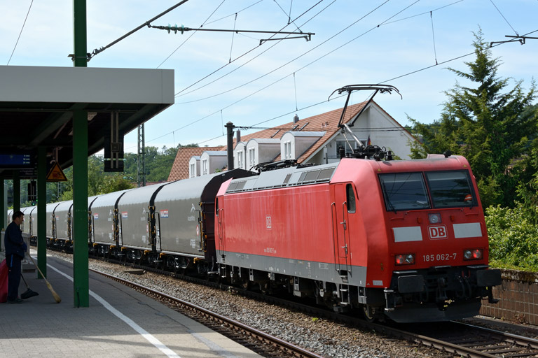 185 062 mit GM 49225 bei km 16,8 (Juni 2013)