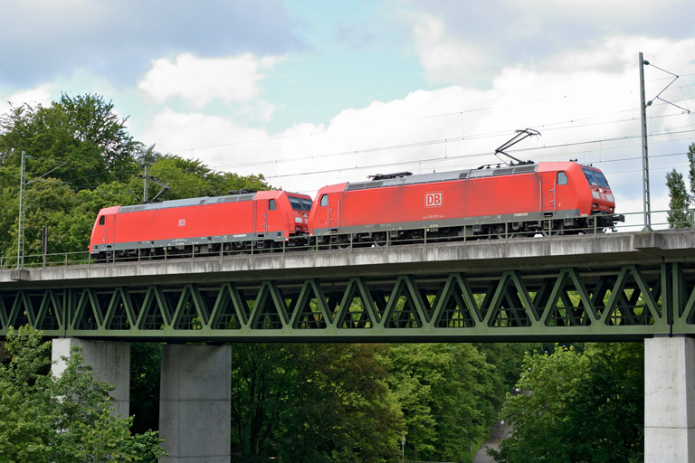 185 079 und 185 398 bei km 14,6 (Mai 2013)