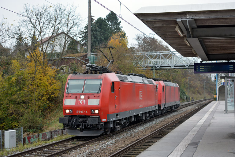 185 087 und 185 385 bei km 14,2 (November 2013)