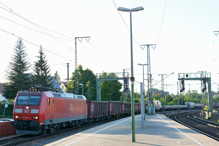 185 087 mit EK 56185 bei km 16,8 (Juni 2013)
