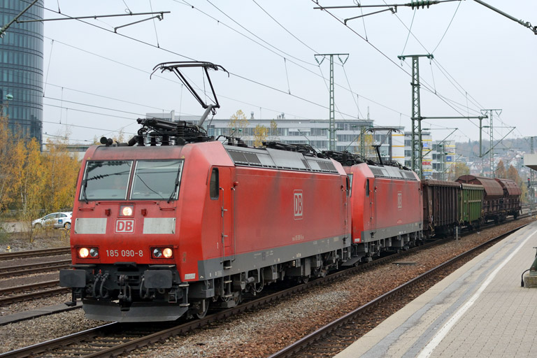 185 090 und 185 088 mit EZ 44696 bei km 15,6 (November 2013)