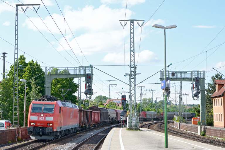 185 093 mit EZ 44691 bei km 16,6 (Juni 2013)