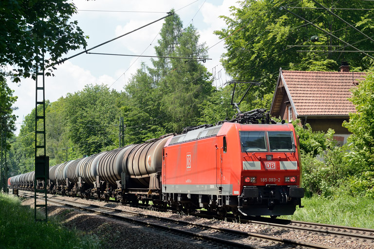185 093 mit GM 48403 bei km 18,2 (Juni 2013)