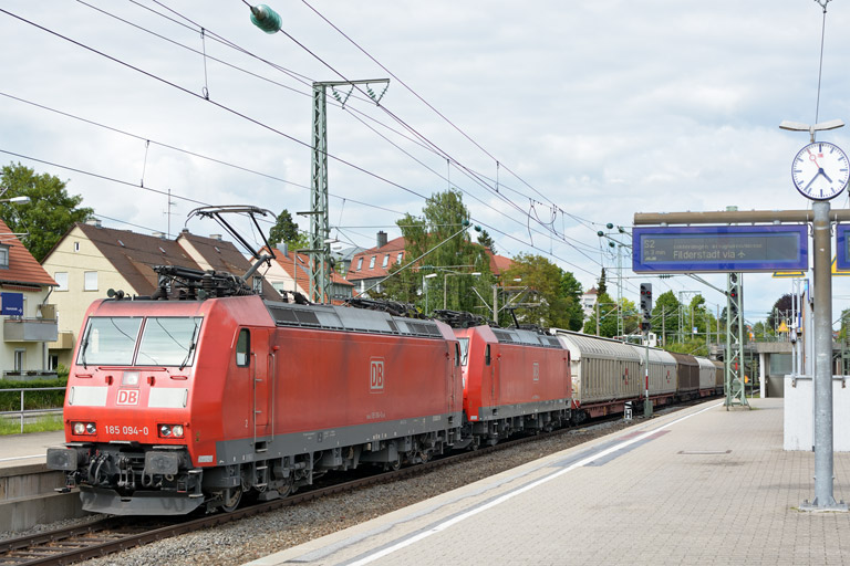 185 094 und 185 086 mit GM 46717 bei km 15,6 (Mai 2013)