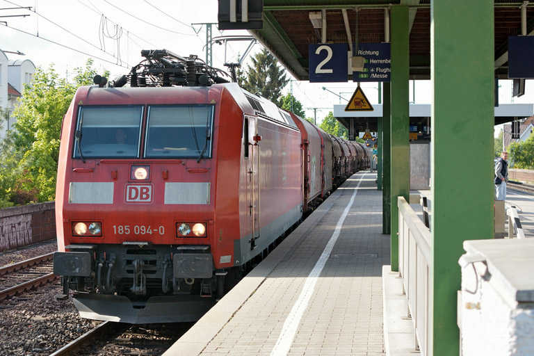 185 094 mit EZ 44695 bei km 16,8 (Mai 2013)