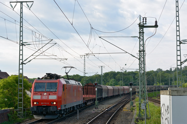 185 113 mit EZ 44698 bei km 16,8 (Juni 2013)