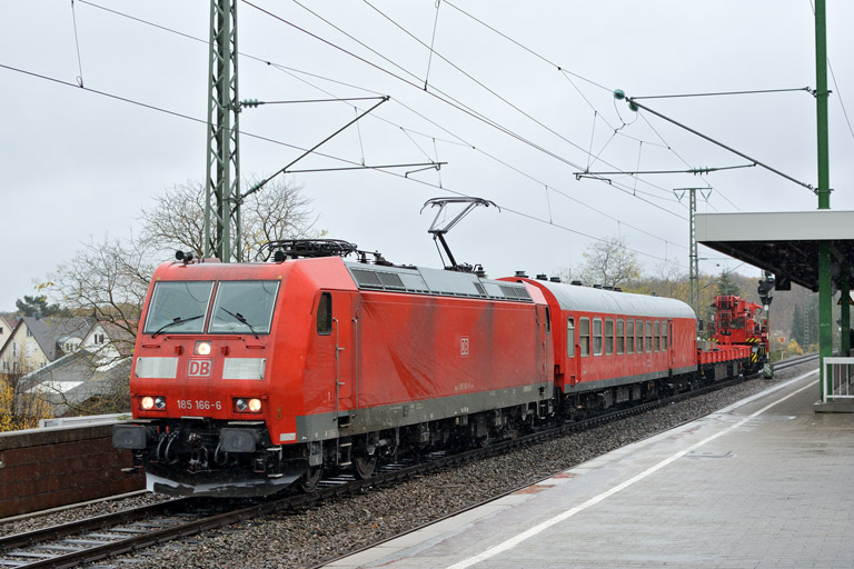 185 166 mit Hilfsz 99970 bei km 16,8 (November 2013)