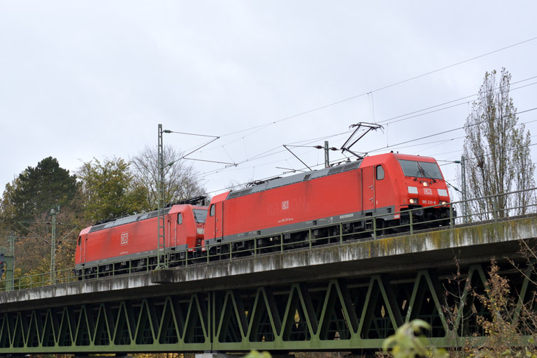 185 231 und 185 144 als T 66716 bei km 14,6 (November 2013)