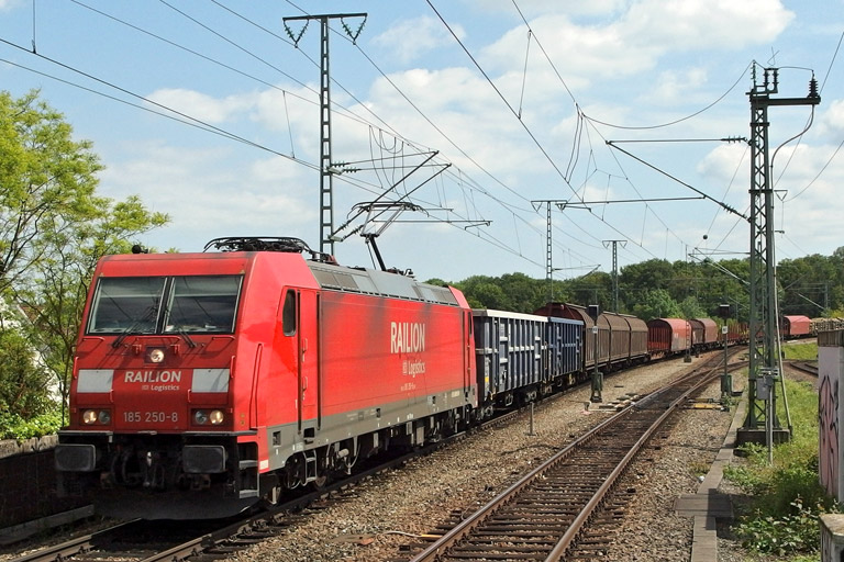 185 250 mit EZ 44696 bei km 16,8 (Juni 2013)