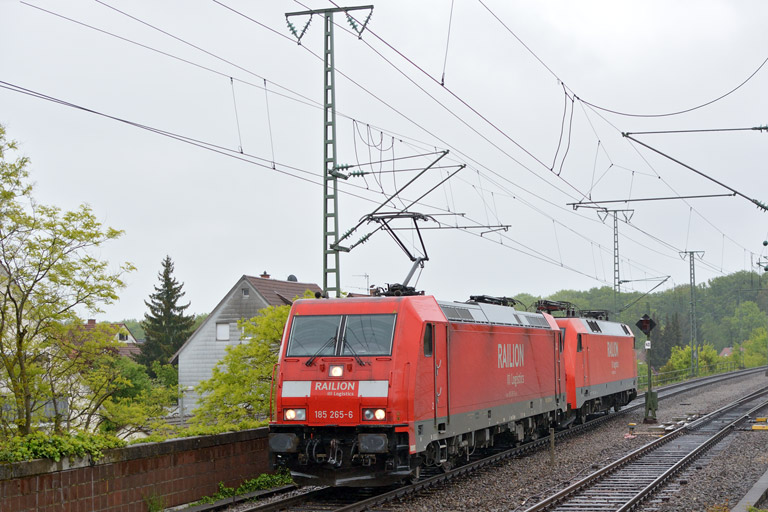185 265 und 152 112 bei km 16,8 (Mai 2013)