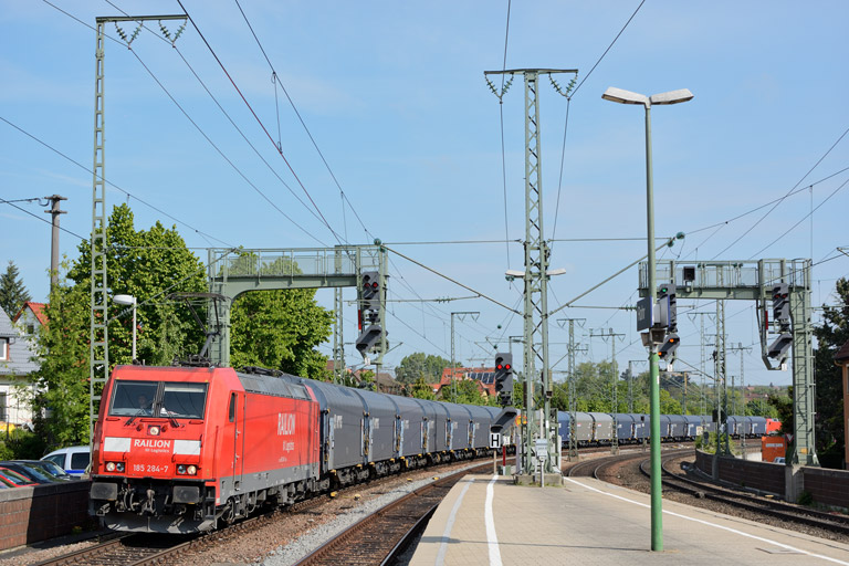 185 284 mit GM 49225 bei km 16,6 (Mai 2013)