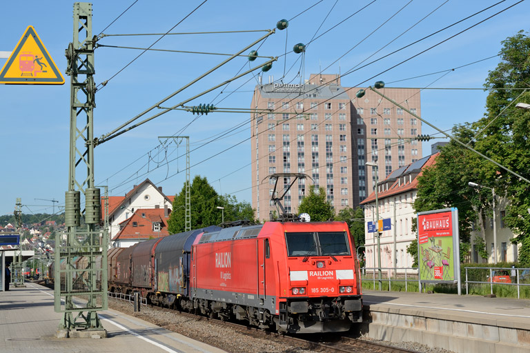 185 305 mit EK 56171 bei km 15,6 (Juni 2013)