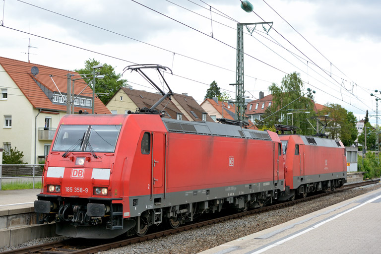 185 358 und 152 122 als T 66703 bei km 15,6 (Mai 2013)