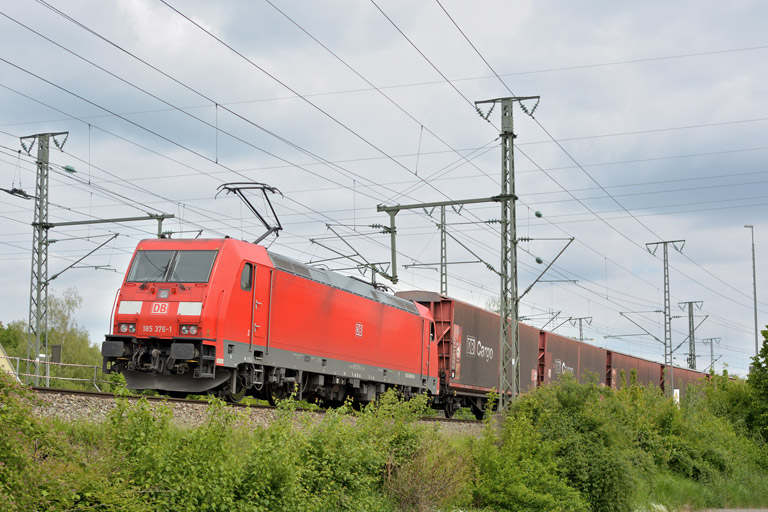 185 376 mit EK 56164 bei km 16,6 (Mai 2013)