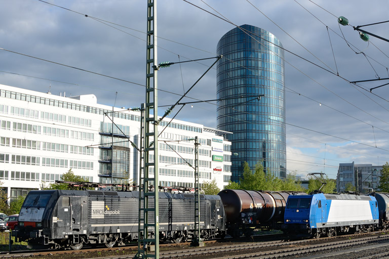 ES 64 F4-083 und 185 523 bei km 15,6 (Mai 2013)