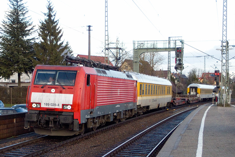 189 028 mit ST 92149 bei km 16,6 (Februar 2013)