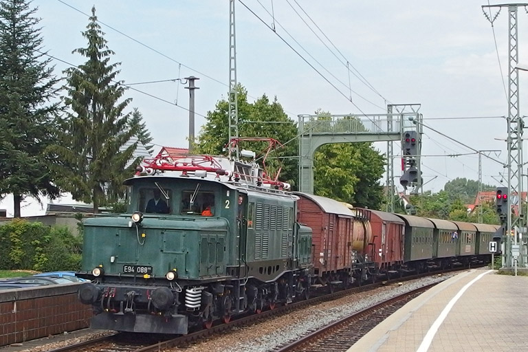E94 088 mit DbZ 92453 bei km 16,6 (August 2013)
