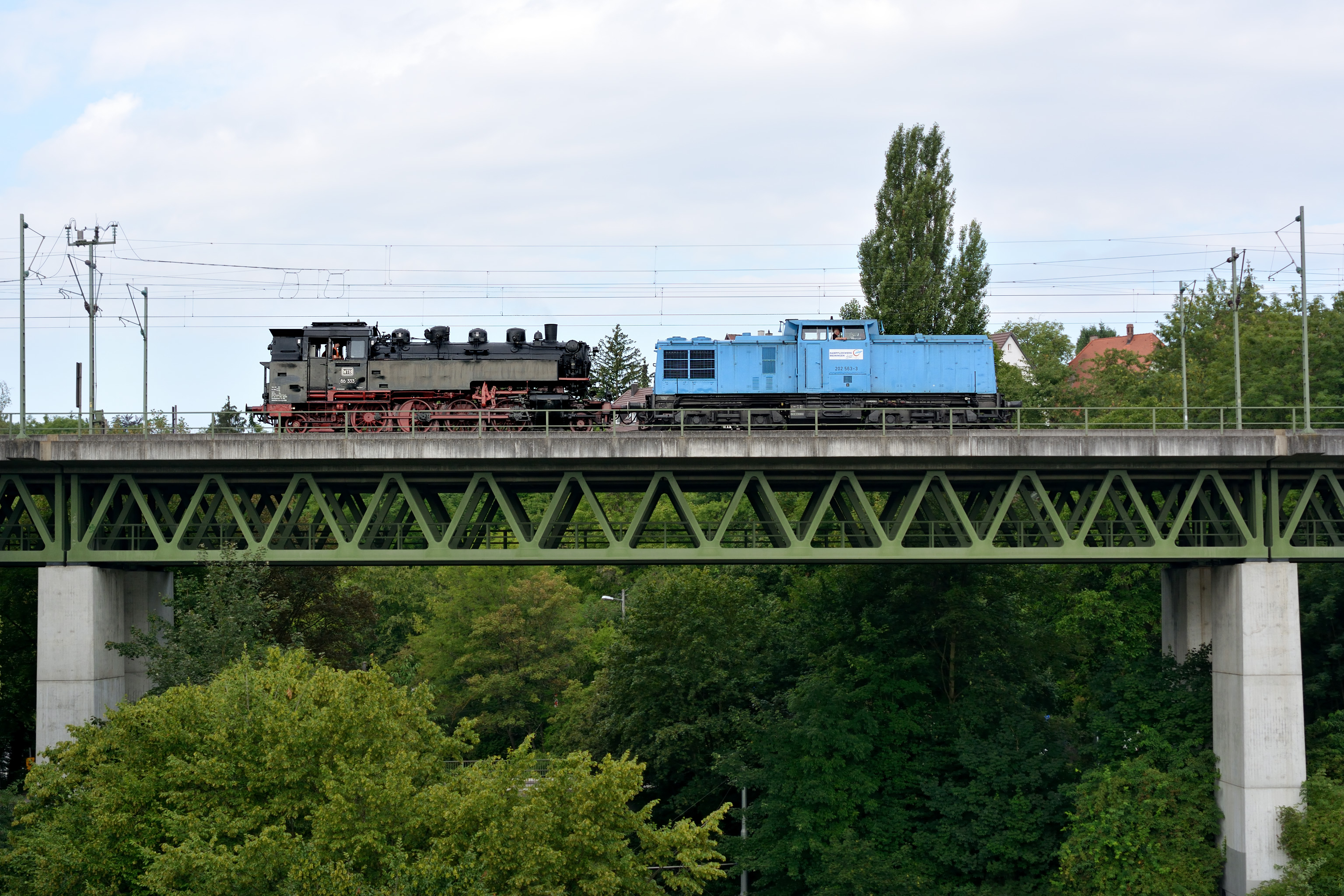 202 563 und 86 333 als Prb 92408 bei km 14,6 (August 2013)