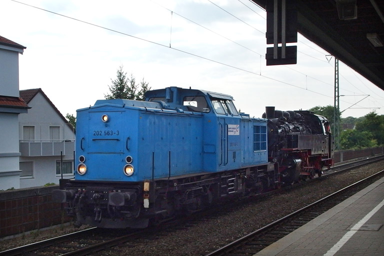 202 563 und 86 333 als Prb 92408 bei km 16,8 (August 2013)