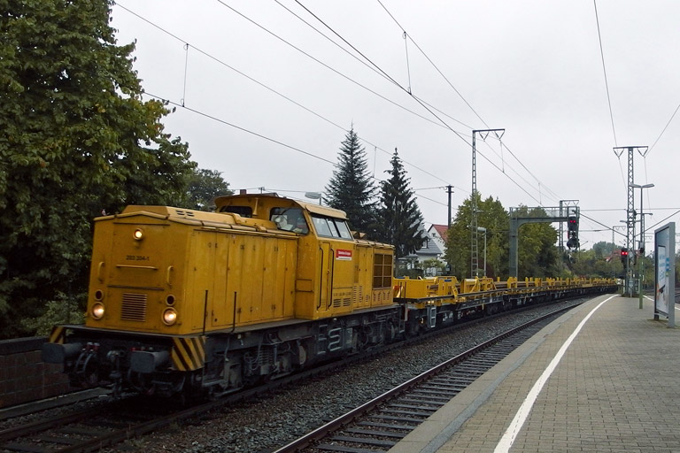 203 304 mit Bauz 20440 bei km 16,8 (Oktober 2013)