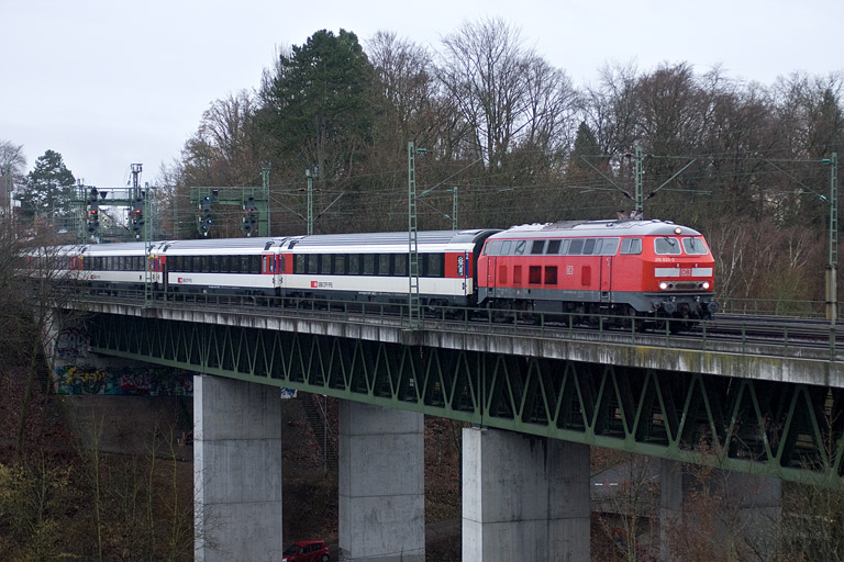 218 833 mit IC 186 bei km 14,6 (Februar 2013)