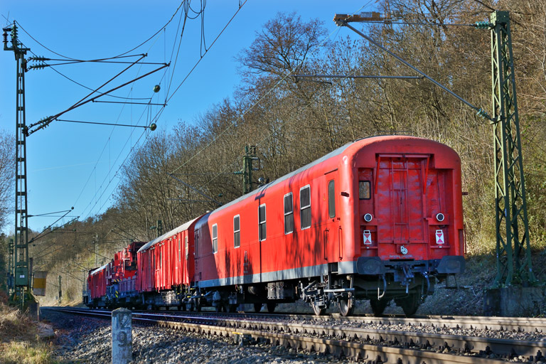 294 775 mit Hilfsz 99935 bei km 12,8 (Dezember 2013)
