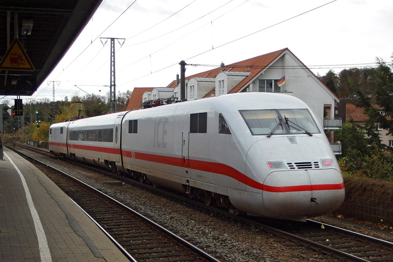 410 102, 810 101 und 410 101 als LPFT-A 92577 bei km 16,8 (November 2013)