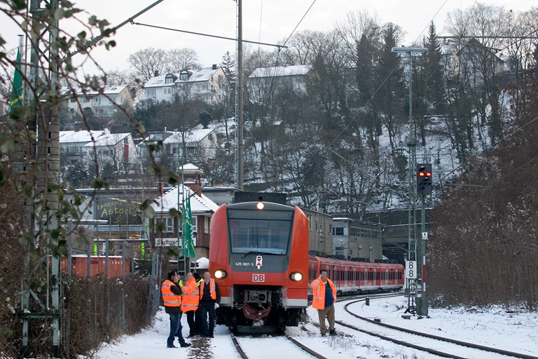 425 807 und Zug der Baureihe 425 als RE 19090/19590 bei km 8,8 (Januar 2013)