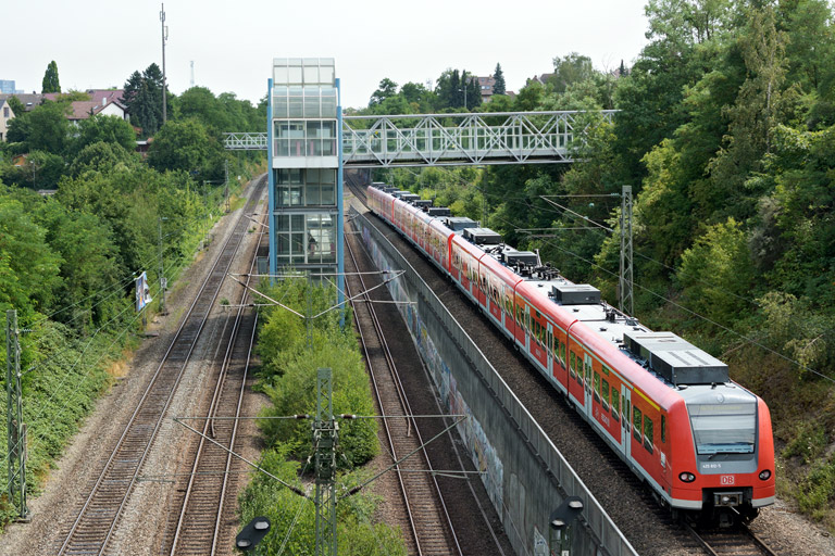 425 802, 425 314 und 425 812 als RE 19089/19589 bei km 14,0 (Juli 2013)