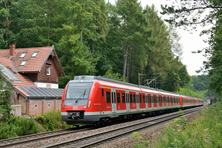 430 026, 430 021 und 430 520 als Lt 72978 bei km 18,2 (August 2013)
