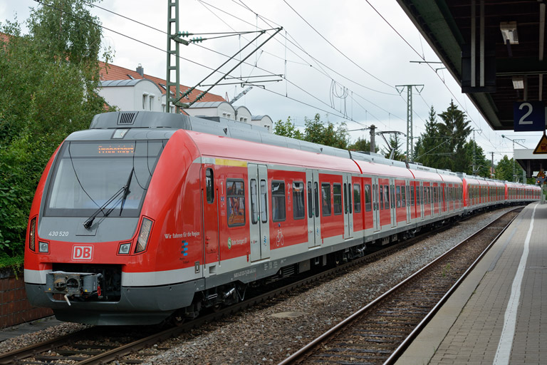 430 520, 430 021 und 430 026 als Lt 72979 bei km 16,8 (August 2013)