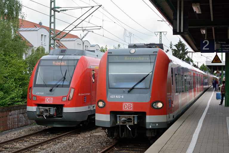 430 520, 430 021 und 430 026 als Lt 72979 sowie 423 822 als S1 bei km 16,8 (August 2013)