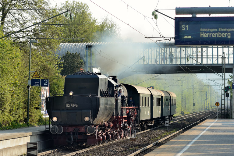 52 7596 mit Dlr 25791 bei km 24,4 (Mai 2013)
