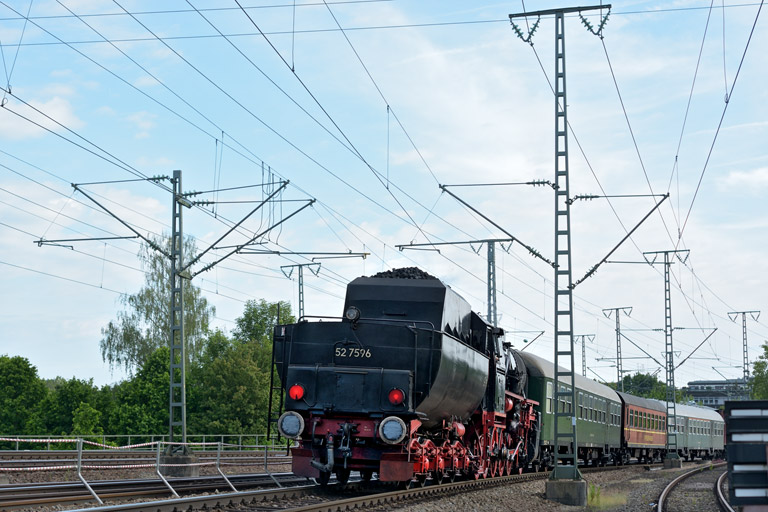 52 7596 mit DLr 79757 bei km 16,6 (Juni 2013)