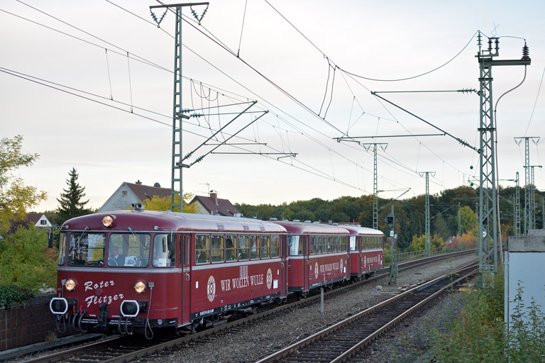 798 469, 998 417 und 998 554 als DPE 81296 bei km 16,8 (Oktober 2013)