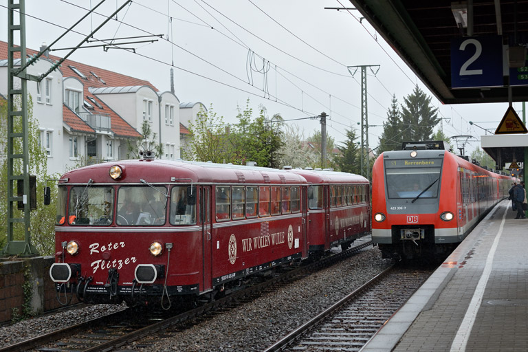 798 469 und 998 554 als DPN 25790 und 423 336 als S1 bei km 16,8 (April 2013)