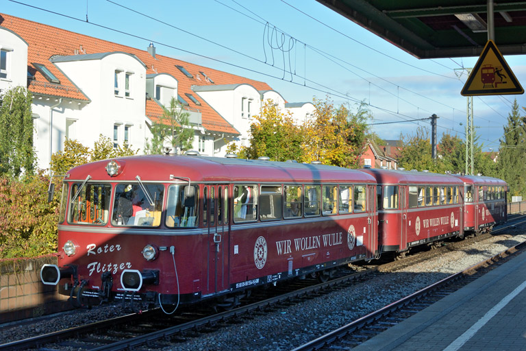 998 554, 998 417 und 798 469 als DPE 81248 bei km 16,8 (Oktober 2013)