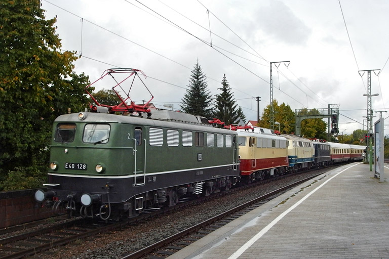 E40 128, 113 311, 217 014 und E41 001 mit Lr 91341 bei km 16,8 (Oktober 2013)