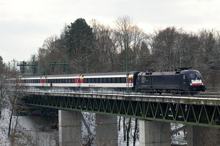 ES 64 U2-009 mit IC 186 bei km 14,6 (Januar 2013)