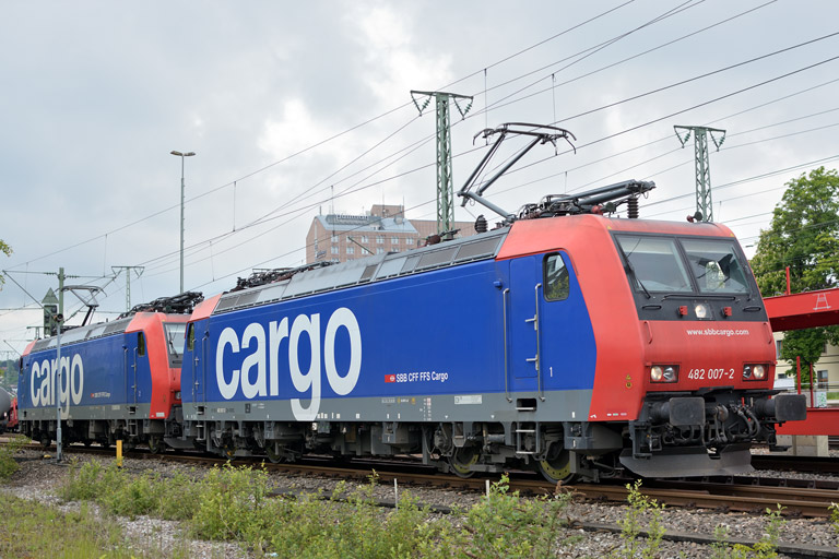 482 007 und 482 016 bei km 15,4 (Mai 2013)