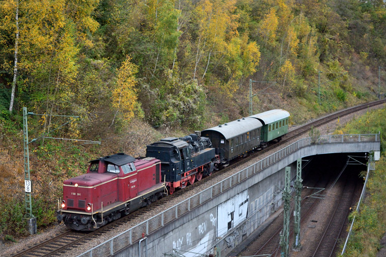 V100 1041 und 64 289 mit DbZ 92643 bei km 13,8 (Oktober 2013)