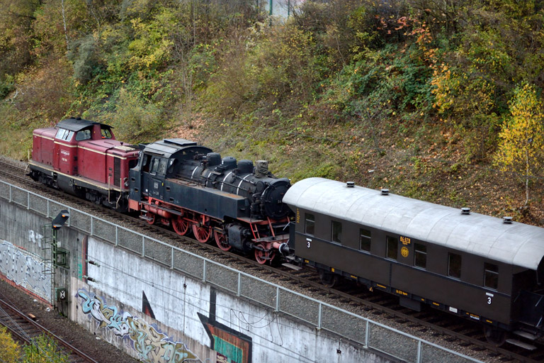 V100 1041 und 64 289 mit DbZ 92643 bei km 14,0 (Oktober 2013)